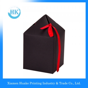 Caja de papel de regalo de la flor del arte de la tienda del arte de la tienda de la invitación superior cruzada negra con el cierre rojo de la cinta 