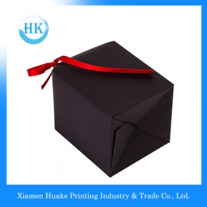 Caja de papel de regalo de la flor del arte de la tienda del arte de la tienda de la invitación superior cruzada negra con el cierre rojo de la cinta 
