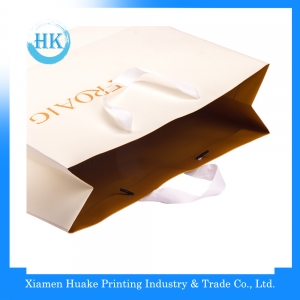 Bolsa de papel vendedora caliente promocional de la manija de la cinta de la marca 