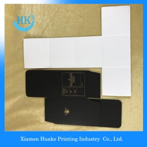 Caja de tarjeta negra de estampado en caliente de Logo Gold con forro corrugado para perfumes 