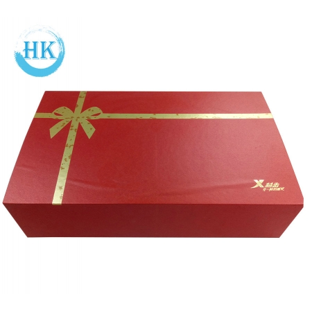 Caja de regalo plegable de papel mate rojo con cierre de imán 